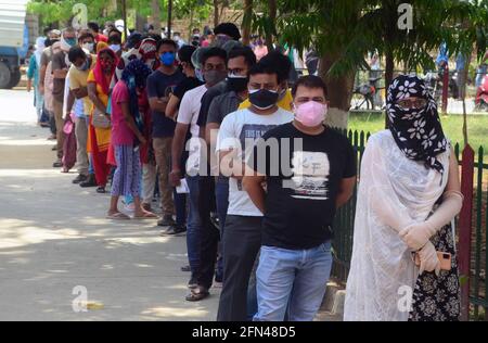 Prayagraj, Uttar Pradesh, Indien. Mai 2021. Prayagraj: Begünstigte stehen in der Warteschlange, um am Freitag, den 14. Mai 2021, eine Dosis COVID-19-Impfstoff an der Moti Lal Nehru Medical College in Prayagraj einzunehmen. Quelle: Prabhat Kumar Verma/ZUMA Wire/Alamy Live News Stockfoto