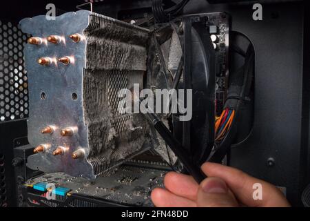 Der Spezialist reinigt den CPU-Kühler des Computers Stockfoto