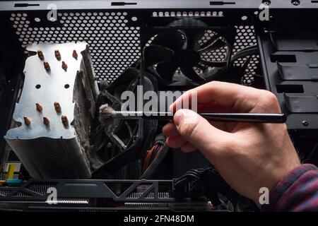 Spezialist reinigt die Computer-Hardware Stockfoto