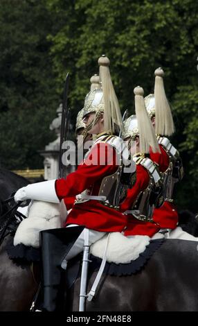 Eine Abteilung von Rettungswachen vor dem Buckingham Palace, die die Farbe durchstreift Stockfoto