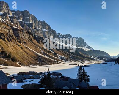 Urnerboden im Kanton uri kurz vor dem klausen-Pass. Start vieler Skitouren. Berge in der Morgensonne Stockfoto