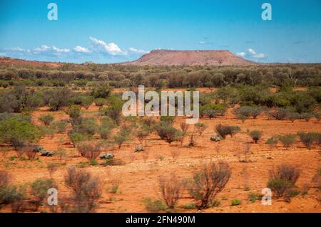 Wüstenlandschaft vom Ghan-Zug südlich von Alice Springs, Northern Territory, Australien Stockfoto