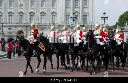 Eine Abteilung der berittenen Rettungswächter vor dem Buckingham Palace, die die Farbe durchstreift Stockfoto