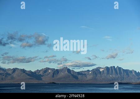 Norwegische alpen an einem sonnigen Sommertag. Berge und blauer Himmel. Stockfoto