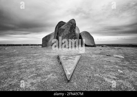 Gipfelstein des Brockens im Nationalpark Harz, Sachsen-Anhalt, Deutschland. Schwarzweiß-, Schwarzweiß- und Schwarzweißfotografie. Stockfoto