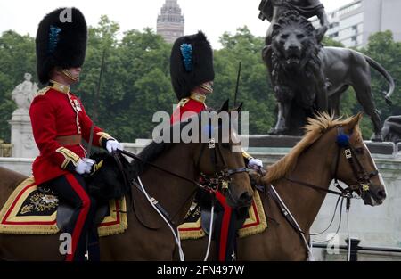 Berittene Offiziere Der Irischen Garde, Die Vor Dem Buckingham Palace London Die Farbe Durchstreiften Stockfoto