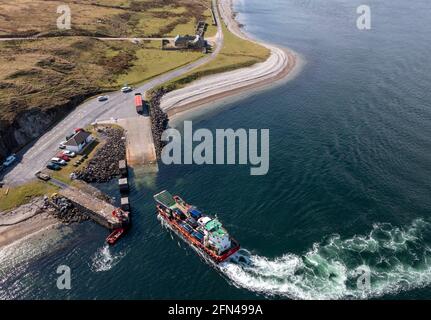 Die Autofähre „james imo 8034203“ kommt in Feolin, Isle of Jura an, nachdem sie den Sound von Islay von Port Askaig, Islay, überquert hat. Stockfoto