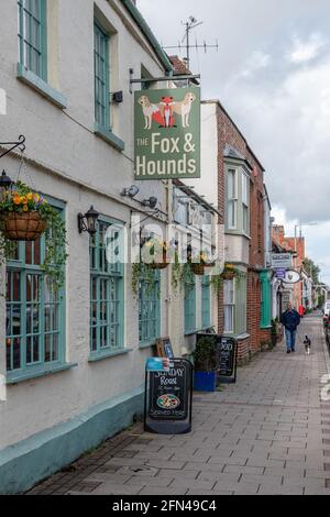 Fox & Hounds, eine klassische alte Taverne mit Pub-Essen und echtem Ale, High Street, Stony Stratford, Buckinghamshire, Großbritannien Stockfoto