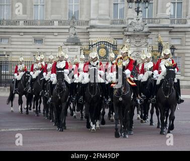 Eine montierte Abteilung von Rettungswachen vor dem Buckingham Palace, die die Farbe durchstreift Stockfoto