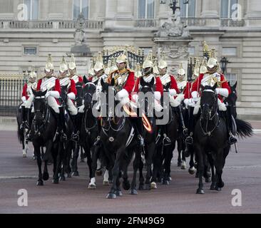 Eine montierte Abteilung von Rettungswachen vor dem Buckingham Palace, die die Farbe durchstreift Stockfoto