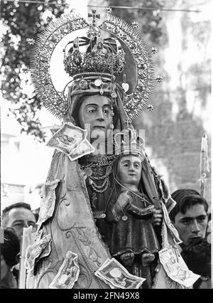 Religion, Christentum, Madonna / Maria mit Kind, gekrönte Maria bei Prozession, Statue, Spanien, 50er Jahre, ZUSÄTZLICHE-RIGHTS-CLEARANCE-INFO-NOT-AVAILABLE Stockfoto