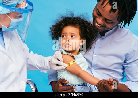 Covid-19 (Coronavirus) Impfkampagne in einer Klinik - Personen, die geimpft werden Arzt und Krankenschwester, um den Ausbruch des Corona-Virus in einem zu verhindern Vacci Stockfoto