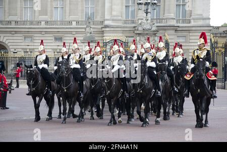 Eine montierte Abteilung der Household Cavalry vor dem Buckingham Palace, die die Farbe durchstreift Stockfoto