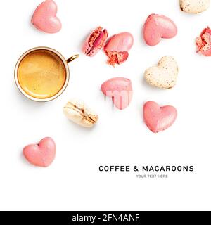 Kaffeetasse und rosa Makronen herzförmig kreative Layout isoliert auf weißem Hintergrund. Valentinstag und Muttertag Konzept. Anordnung und Auswahl der Speisen Stockfoto