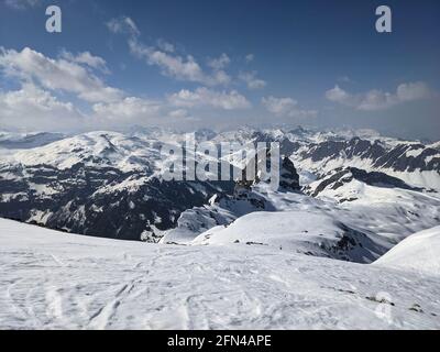 Großes Panoramabild vom Mutteristock mit Blick auf die verschneiten Berge im Kanton uri. Winterlandschaft Stockfoto