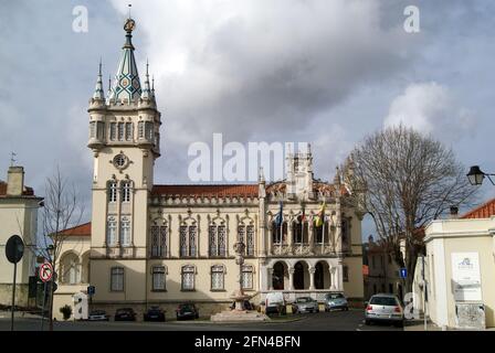 Rathaus Von Sintra. Buntes Rathaus an einem bewölkten Tag. Fassade der portugiesischen 'Camara Municipal'. Stockfoto