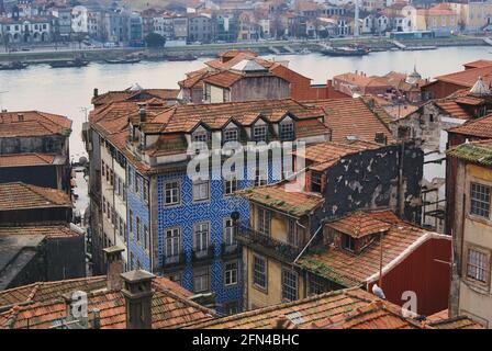 Blick auf einen alten Teil von Porto. Rote Dächer und alte Gebäude. Stadtarchitektur und blaue Fliesen auf Häusern. Stockfoto