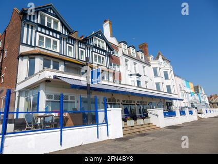 Brudenell Hotel und historische Häuser am Meer, Aldeburgh, Suffolk, England, Großbritannien Stockfoto