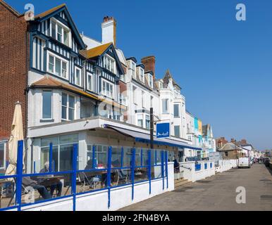 Brudenell Hotel und historische Häuser am Meer, Aldeburgh, Suffolk, England, Großbritannien Stockfoto