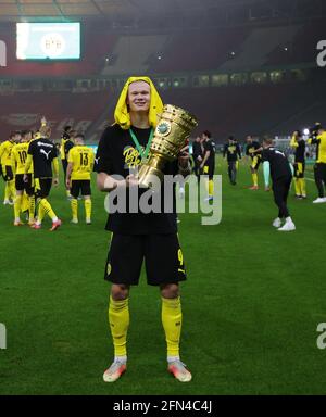 Berlin, Deutschland. 13. Mai 2021. firo: 13.05.2021 Fuvuball: Fußball: DFB Pokal, Endsaison 2020/21 RB Leipzig - BVB, Borussia Dortmund 1: 4 Erling HAALAND, BVB, mit Pokal Quelle: dpa/Alamy Live News Stockfoto