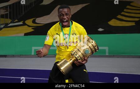 Berlin, Deutschland. 13. Mai 2021. firo: 13.05.2021 Fuvuball: Fußball: DFB-Cup, Endsaison 2020/21 RB Leipzig - BVB, Borussia Dortmund 1: 4 Youssoufa Moukoko, BVB mit Pokal, Jubilierung Quelle: dpa/Alamy Live News Stockfoto