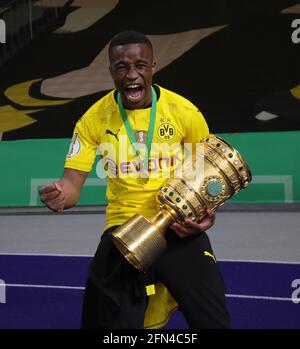 Berlin, Deutschland. 13. Mai 2021. firo: 13.05.2021 Fuvuball: Fußball: DFB-Cup, Endsaison 2020/21 RB Leipzig - BVB, Borussia Dortmund 1: 4 Youssoufa Moukoko, BVB mit Pokal, Jubilierung Quelle: dpa/Alamy Live News Stockfoto