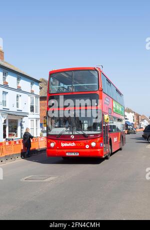 Ipswich Reds Doppeldecker Volvo Servicebus 32654, Aldeburgh, Suffolk, England, Großbritannien Stockfoto