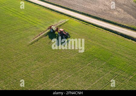 Landwirt sprüht chemische Behandlung auf einem landwirtschaftlichen Feld in Finnland. Stockfoto