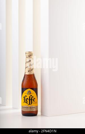 Prag, Tschechische Republik - 9. Mai 2021: Leffe Blonde Bier auf dem weißen Schreibtisch. Leffe ist eine Premium-Biermarke im Besitz von InBev Belgium. Stockfoto