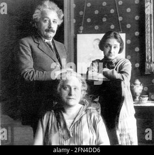 Einstein, Albert, 14.3.1879 - 18.4.1955, amerikanisch-deutscher Wissenschaftler (Physiker), halbe Länge, ZUSÄTZLICHE-RIGHTS-CLEARANCE-INFO-NOT-AVAILABLE Stockfoto