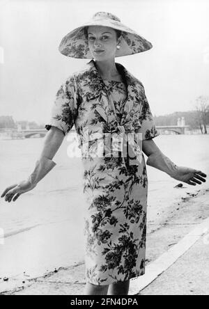 Mode, 50er Jahre, Modell, Kleid, von Christian Dior, Halbe Länge, Frühjahr/Sommer, 1958, 50er Jahre, ZUSÄTZLICHE-RIGHTS-CLEARANCE-INFO-NOT-AVAILABLE Stockfoto