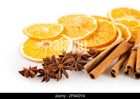 Getrocknete Orangenscheiben, Zimt und Sternanise. Gewürze für Glühwein auf weißem Hintergrund. Stockfoto