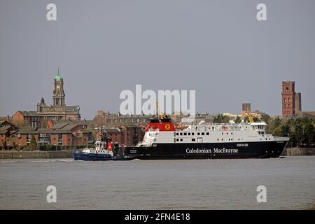 Caledonian MacBraynes schottische Fähre FINLAGGAN im FLUSS MERSEY, nach der Umrüstung in der Cammell Laird Ship Repair Facility, BIRKENHEAD. Stockfoto