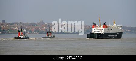 Caledonian MacBraynes schottische Fähre FINLAGGAN im FLUSS MERSEY, nach der Umrüstung in der Cammell Laird Ship Repair Facility, BIRKENHEAD. Stockfoto