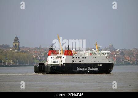 Caledonian MacBraynes schottische Fähre FINLAGGAN im FLUSS MERSEY, nach der Umrüstung in der Cammell Laird Ship Repair Facility, BIRKENHEAD. Stockfoto