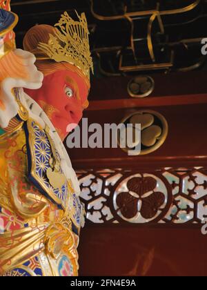 Statue einer Shinto-Gottheit in einem japanischen Mausoleum. Rote Statue von Raijin, dem schutzgott der Donner. Buddhismus, Spiritualität und japanische Tradition. Stockfoto