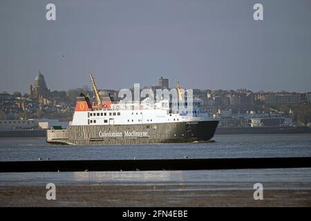 Caledonian MacBraynes schottische Fähre FINLAGGAN, die den Fluss Mersey, Liverpool, verlässt, nachdem sie in der Cammell Laird Shipyard von Birkenhead renoviert wurde. Stockfoto