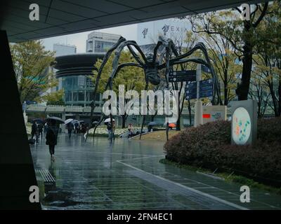 Maman-Spinnenskulptur in Roppongi Hills. Berühmtes und schreckliches Wahrzeichen, 30 m hoch und 33 m breit an einem regnerischen Tag. Eines der sechs Bronzegussteile. Stockfoto