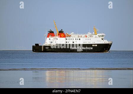 Caledonian MacBraynes schottische Fähre FINLAGGAN, die den Fluss Mersey, Liverpool, verlässt, nachdem sie in der Cammell Laird Shipyard von Birkenhead renoviert wurde. Stockfoto