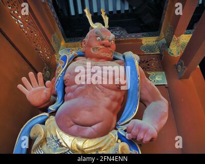 Statue einer Shinto-Gottheit in einem japanischen Mausoleum. Rote Statue von Nio, dem schutzgott. Buddhismus, Spiritualität und japanische Tradition. Stockfoto