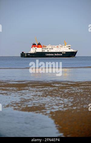 Caledonian MacBraynes schottische Fähre FINLAGGAN, die den Fluss Mersey, Liverpool, verlässt, nachdem sie in der Cammell Laird Shipyard von Birkenhead renoviert wurde. Stockfoto