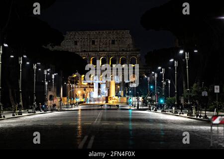 Italien, Latium, Rom, Via dei Fori Imperiali und das Kolosseum Stockfoto