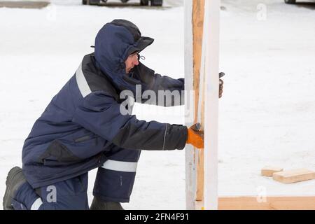 Porträt eines männlichen Arbeiters aus nächster Nähe am Arbeitsplatz Stockfoto