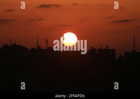 Der Gazastreifen, Palästina, Palästina. Mai 2021. Sonnenuntergang über dem Gazastreifen. Kredit: Mahmoud Khattab/Quds Net Nachrichten/ZUMA Wire/Alamy Live Nachrichten Stockfoto