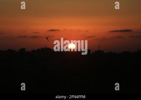 Der Gazastreifen, Palästina, Palästina. Mai 2021. Sonnenuntergang über dem Gazastreifen. Kredit: Mahmoud Khattab/Quds Net Nachrichten/ZUMA Wire/Alamy Live Nachrichten Stockfoto