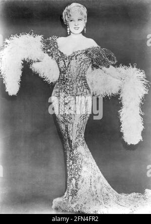 West, Mae, 17.8.1893 - 22.11.1980, US-Schauspielerin, in voller Länge, Im Abendkleid, um die 1930er Jahre, ZUSÄTZLICHE RECHTE-CLEARANCE-INFO-NOT-AVAILABLE Stockfoto