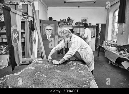 Ironisierte Insignien des vergangenen Staates im Malersaal des Rostocker Volkstheaters. Das Plakat des aufgemachten Vorsitzenden des DDR-Rats der S Stockfoto