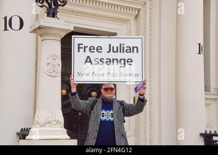 London, Großbritannien. Mai 2021. Ein Protestler hält während des Protestes „Kill the Bill“ im Zentrum von London ein Plakat mit dem Titel „Free Julian Assange“. Stockfoto