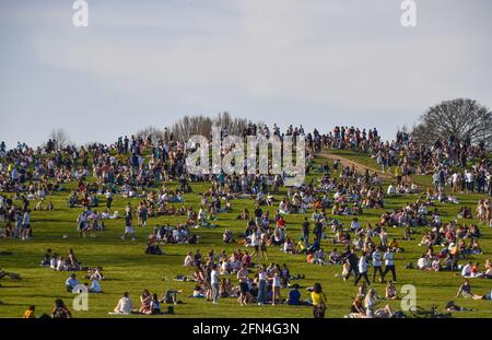 Menschenmassen auf Primrose Hill, London, Großbritannien. März 2021. Stockfoto