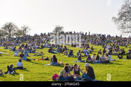 Menschenmassen auf Primrose Hill, London, Großbritannien. März 2021. Stockfoto